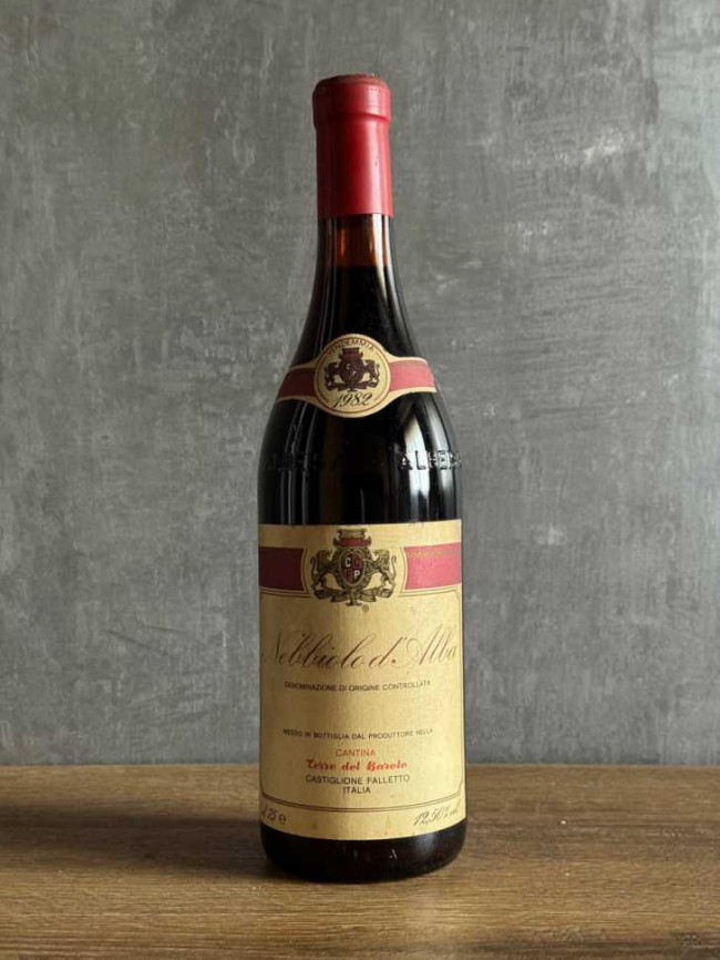 Вино Cantina Terre del Barolo Nebbiolo d’Alba 1982 года. Вино Cantina Terre del Barolo Nebbiolo d’Alba 1982 года.