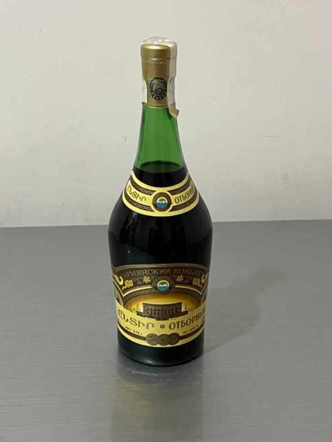 Армянский "Отборный 6 лет" 1998 года, 0,75 л. Странный. 